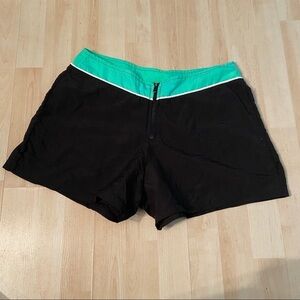 Vintage women’s black and green nylon shorts in  size‎ small